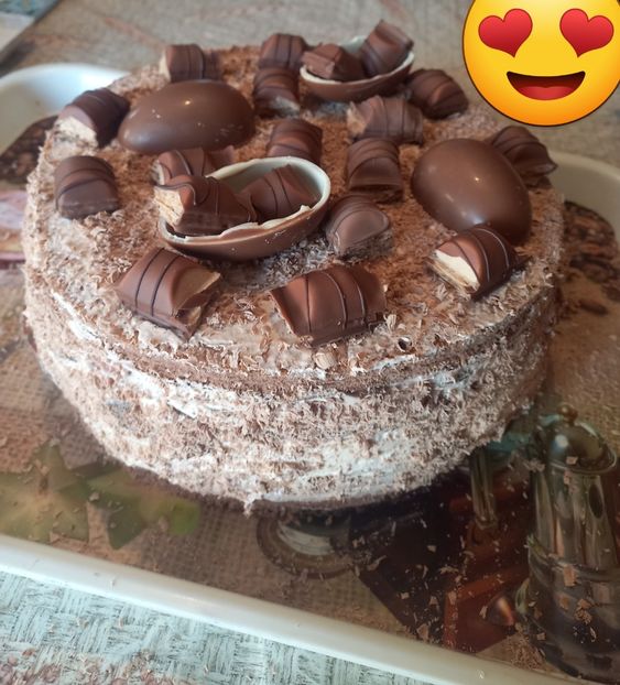Tort cu crema de ciocolata, vanilie si jeleu de visine - Retete 2