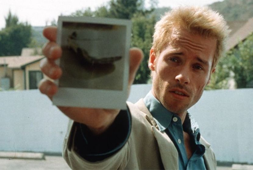 　Memento, dir. by Chris. Nolan, 3.5★.　　A man with short-term memory loss uses notes, tattoos and - Back to the Old House