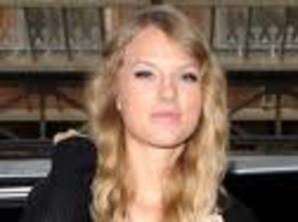 imagesCAZEOOU8 - tAyLoR SwIfT