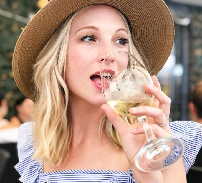 *intra in living* Heeei*ii imbratiseaza*Nu-i mare scofala...Alex mereu are piciorul in ghips, e - episodul 86