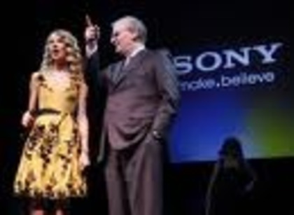 imagesCAW6EGRV - tAyLoR SwIfT