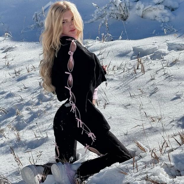 ،24ᵗʰDec،　⋆☾ℳ̣ọọṇṿẹịḷ‧ ━Aquamarine, Addison Rae. - shut up and look at the moon
