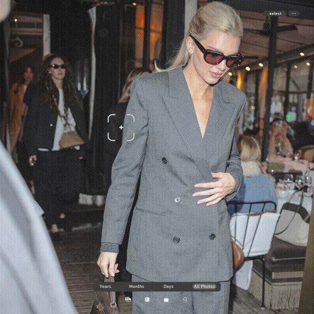 ،04.01 Ꜥℐẹṇṇẹṛ on ²⁴⳽ep in Paris, France; leaving L’Avenue Restaurant. - a universe of exploding stars