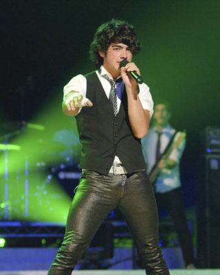 6a00e5536b8b41883301127972f15228a4-320wi - joe jonas