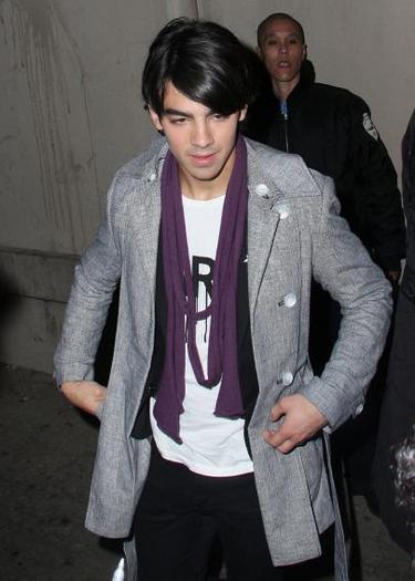 joe_jonas_speaks_out_about_his_girlfriend - joe jonas