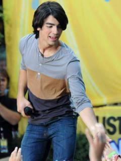 rex_791452c.jpg_e_f3a7c2adba52315d6ab61b83a2cd478e - joe jonas