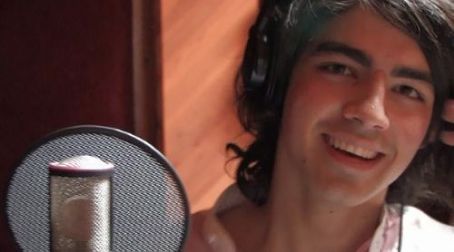 gvu5lx23p82zl52g - joe jonas