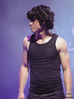 Joe-Banner-joe-jonas-9528203-300-400 - joe jonas