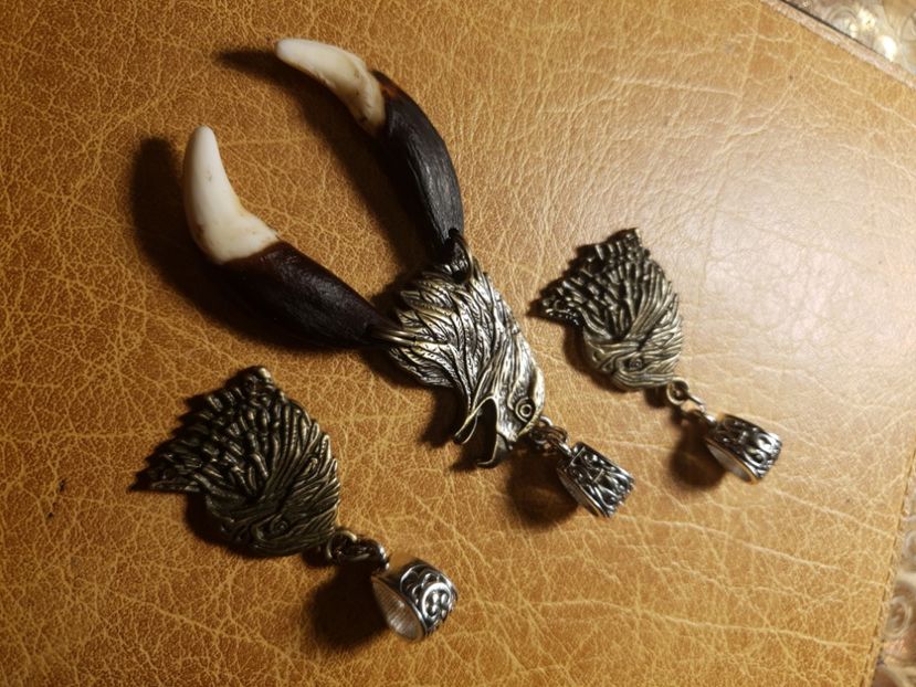  - Medalioane cu colti reali