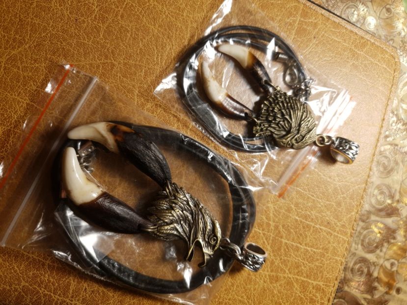  - Medalioane cu colti reali