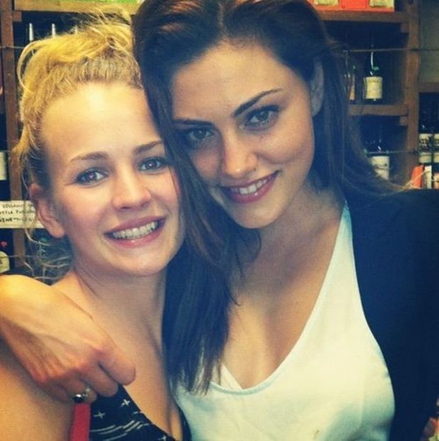  - Fiecare brunet are prietene o blonda