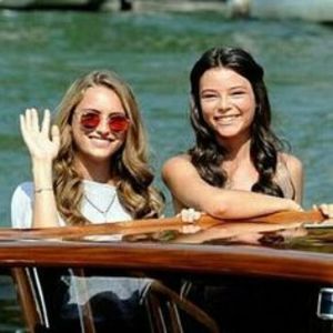  - Fiecare brunet are prietene o blonda