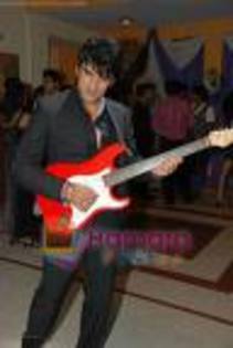 Mohit Malik canta la chitara