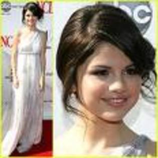 CAG5E7G1 - selena gomez 2