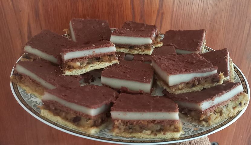 Prajitura cu foi fragede, mere coapte, nuca si cacao - Retete 2