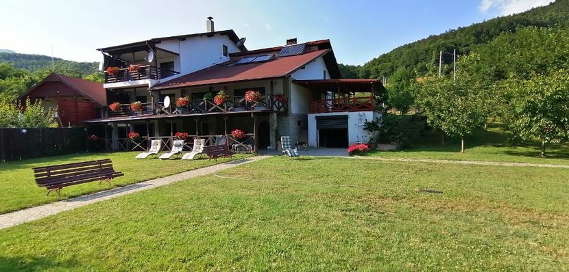 2_Fatada   - Cabana la 4 margarete de inchiriat in Poiana Galdei - Apuseni