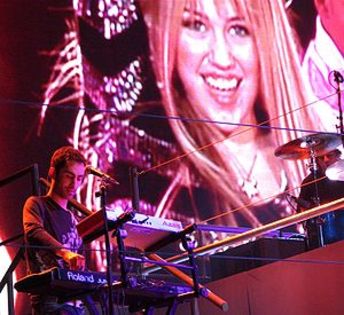 300px-Hannah_Montana_Concert - HANNAH MONTANA TOUR CONCERT 2006