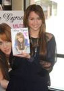 imagesCAWSGZLA - mIlEy cYrUs