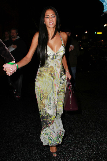 Nicole+Scherzinger+bit+worse+wear+leaves+Global+V90v60NMRZMl