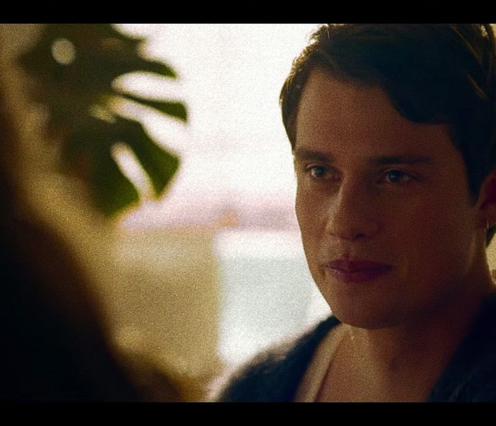 — să facă o excepție. Alege o sticlă de vin alb, pe care o așază atent pe blatul de la bucătărie. - nothing as good as us ll eps01
