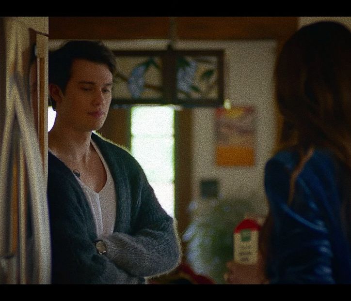 — pe care îl emană vinul. Pășește înapoi în sufragerie și ocupă un loc pe fotoliul cel mai apropiat - nothing as good as us ll eps01