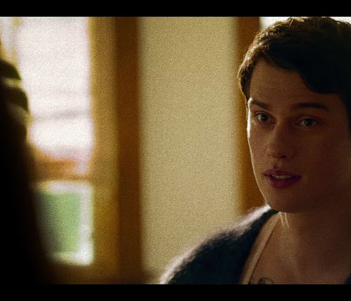 — i s-a alăturat. Paharul de vin era aproape plin, semnificând faptul că nu a avut prea mult - nothing as good as us ll eps01