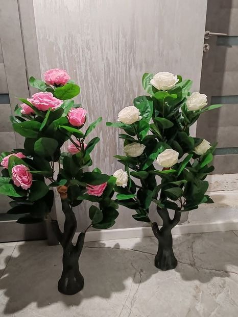  - Copacei cu trandafiri artificiali