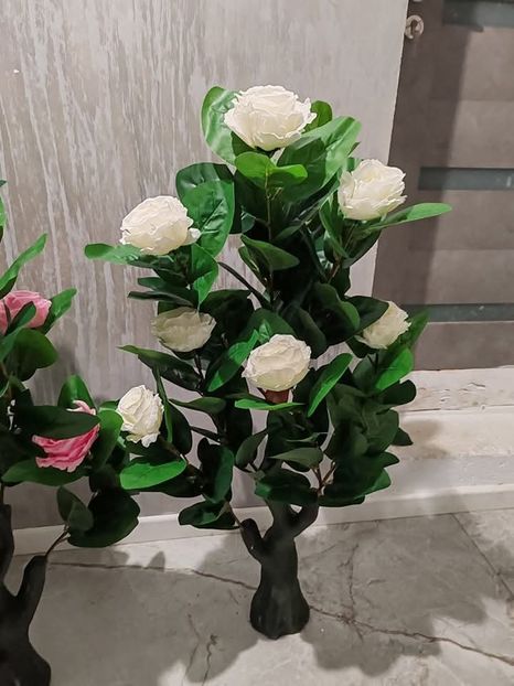  - Copacei cu trandafiri artificiali