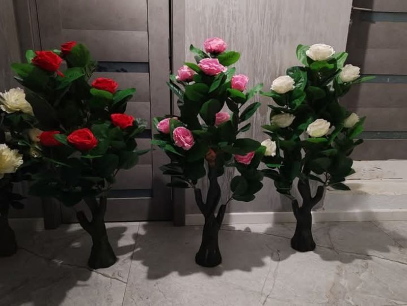  - Copacei cu trandafiri artificiali