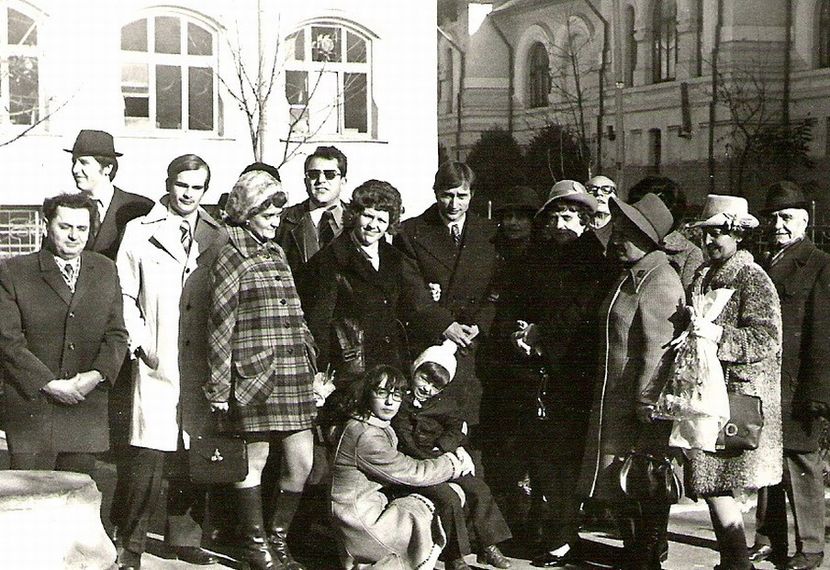 Prof. Radu Z. Tudose (stânga) la căsătoria mea civilă, Iași 1975 - 2025 MEMBRU ONORIFIC AL ASOCIATIEI RADU Z TUDOSE - CONDUCATORUL MEU DE DOCRORAT