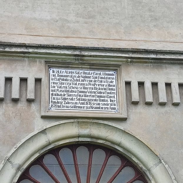 placa comemorativa pe turnul biserici din Valeni - 2025