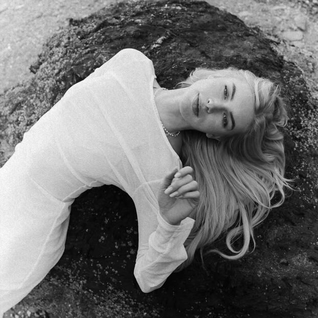 ،02ᶰᵈʝul،　⋆☾ℳ̣ọọṇṿẹịḷ‧ silver ℓịg̣ḥṭ. - shut up and look at the moon