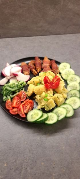 Cartofi natur, legume proaspete , piept de pui învelit in bacon - Meniul zilei - ce mai gatim azi - idei de retete