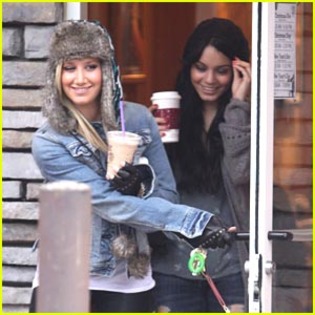 ashley-tisdale-vanessa-hudgens-coffee - Album pentru vanessahudgensmagicbutterfly