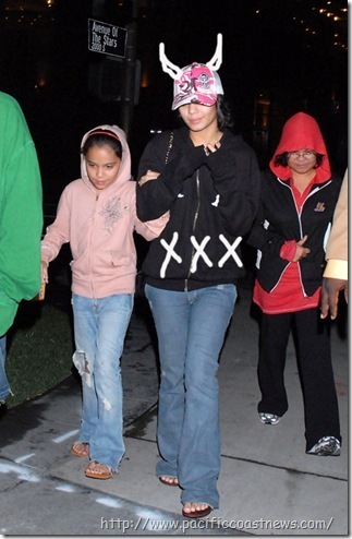 Vanessa Hudgens with her younger sister Stella[13]