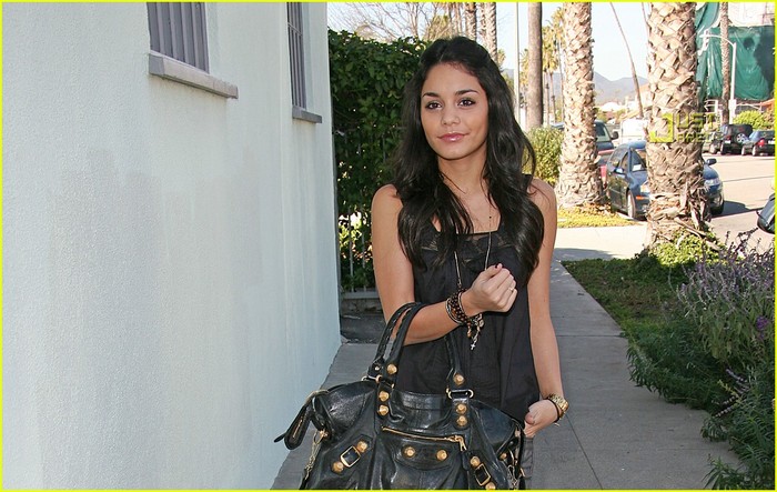 vanessa-hudgens-music-studio-15 - Album pentru vanessahudgensmagicbutterfly