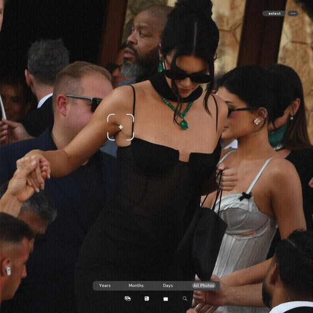 ،28.08 Ꜥℐẹṇṇẹṛ on ²⁷ʝun in Venice, IT; leaving The Gritti Palace Hotel. - a universe of exploding stars
