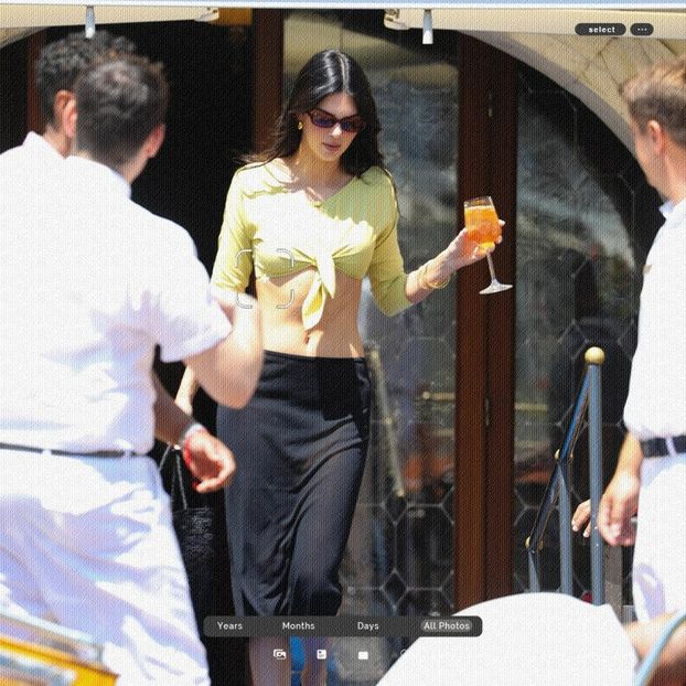 ،31.08 Ꜥℐẹṇṇẹṛ on ²⁸ʝun in Venice, IT; leaving The Gritti Palace Hotel. - a universe of exploding stars