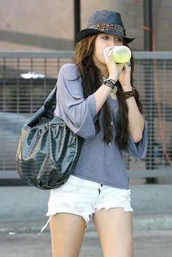 miley-cyrus-isi-plimba-franjurii-prin-los-angeles_2[1] - miley cyrus-hannah montana