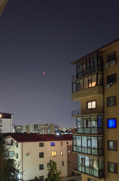Eclipsa  totala de Luna - zz Un colt de cer