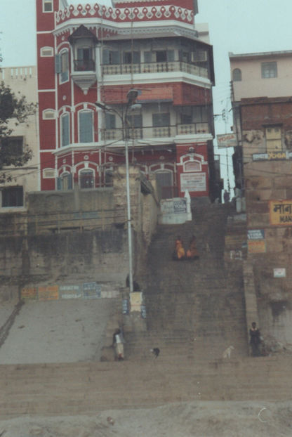 Orașul văzut de pe Gange în zori - Varanasi