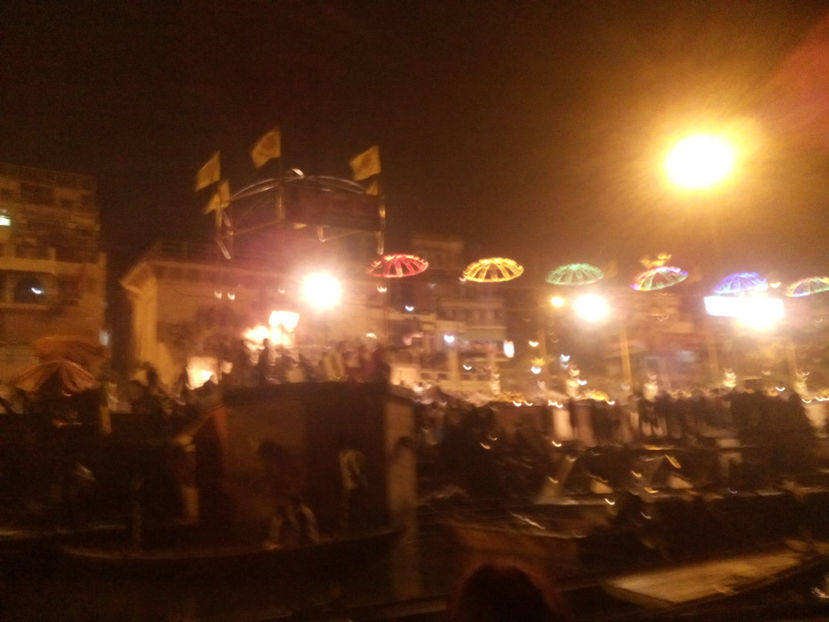 Rugăciunea de seară pe malul Gangelui - Varanasi