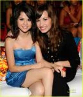 69CY72CA2SKY3PCAPC73E4CAGIYBDKCAYD4MDZCAO86ZVACASR3VA4CA1Y4C53CATIN2FICA36FID5CA4FRC5ICA3VJK49CAYLTT - demi lovato vs selena gomez