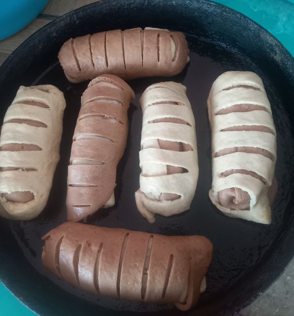Cornuri bicolore franjurate cu mere si pere - Retete 2
