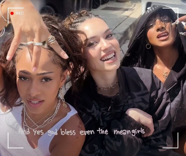 　ᯓ★ ،ᛕatseyeʾsᐟ C̣ạṃẹṛạ♥Ṛọḷḷ · 01.10˒ˊ - let the dawn rest on your lips