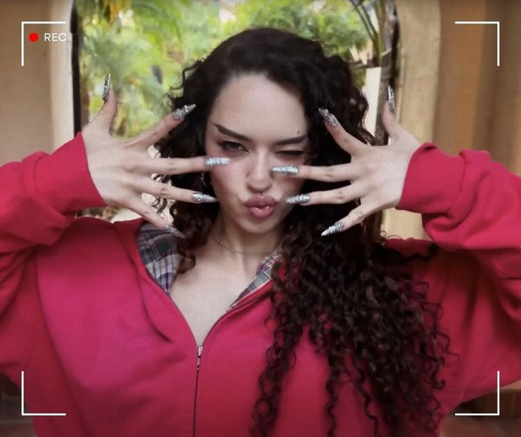 　ᯓ★ ،ᛕatseyeʾsᐟ C̣ạṃẹṛạ♥Ṛọḷḷ · 05.10˒ˊ - let the dawn rest on your lips