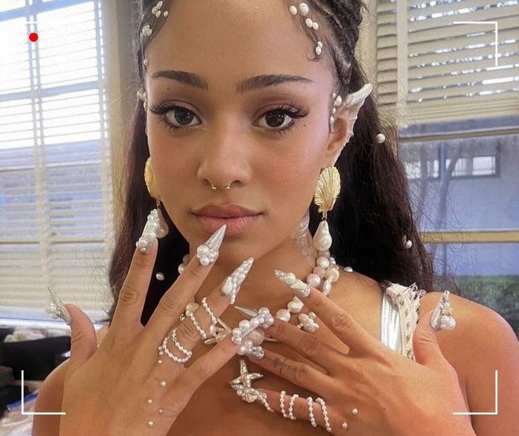 　ᯓ★ ،ᛕatseyeʾsᐟ C̣ạṃẹṛạ♥Ṛọḷḷ · 15.10˒ˊ - let the dawn rest on your lips