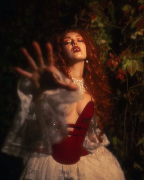 06355075dbaa94e05862017bb3d1f03d - Stay close!