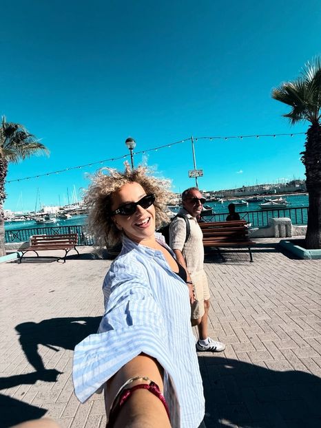  - Alexia facebook azi