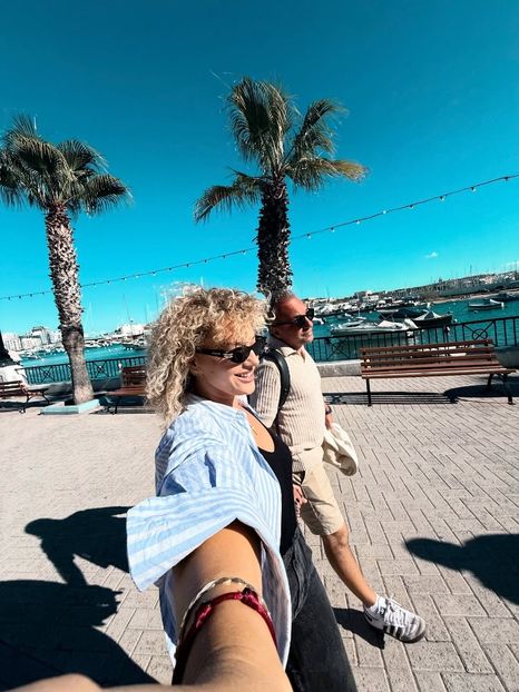  - Alexia facebook azi